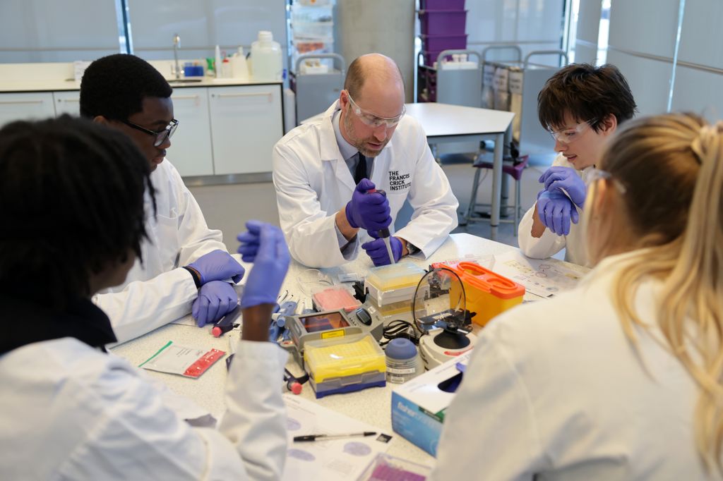 Фотография принца Уильяма, посещающего семинар по генной инженерии во время визита к Фрэнсису Крику. 