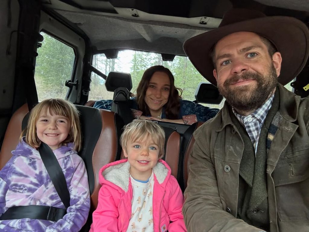 Jack Osbourne avec ses filles Minnie et Maple et sa femme Aree 