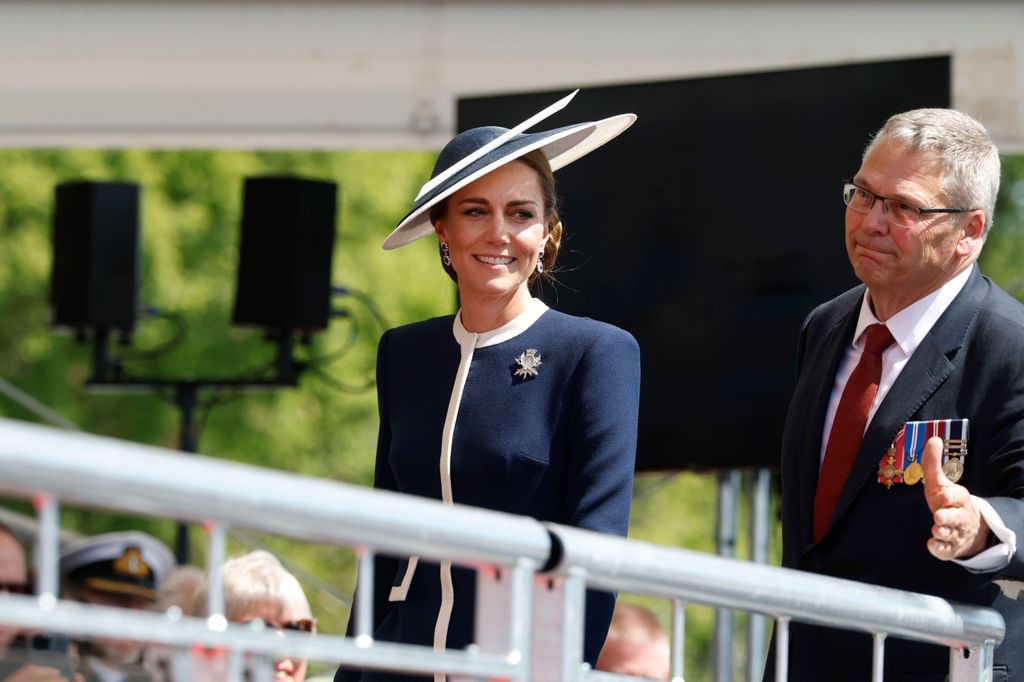 Putri Wales dengan topi dan pakaian angkatan laut