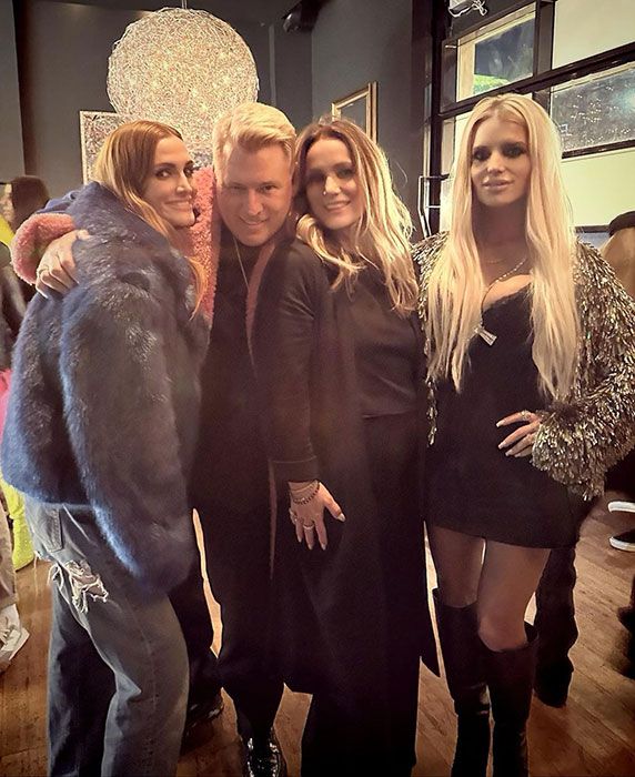 Jessica Simpson with her sister Ashlee, mother Tina, and father Joe