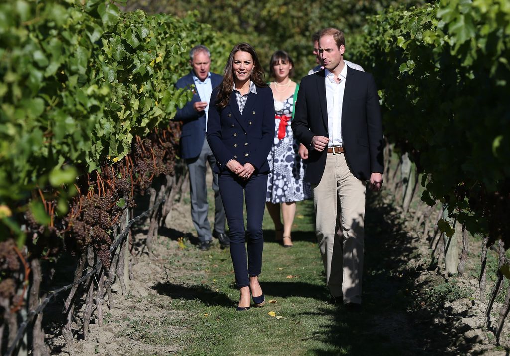 Les talons de gratte-ciel «lourds» de Kate Middleton qui ont provoqué un trébuchement 2 William et Kate se promènent dans le vignoble
