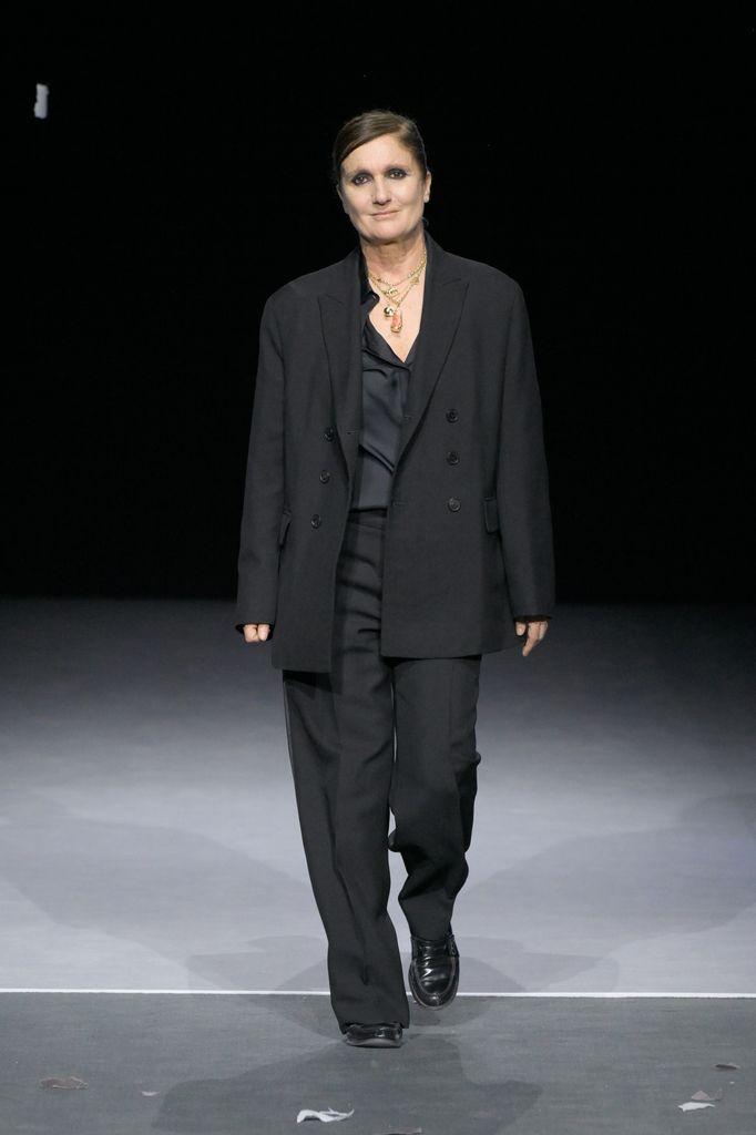 Maria Grazia Chiuri en tenue noire sur la piste