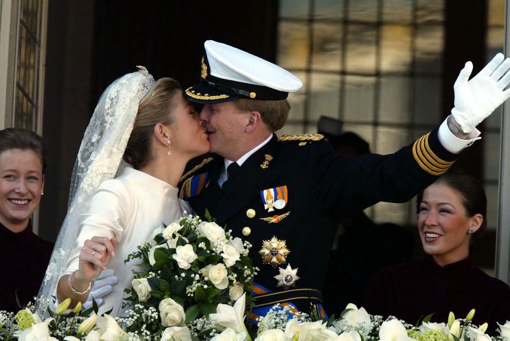 Le roi Willem-Alexander et la reine Maxima saluent après leur mariage en 2002