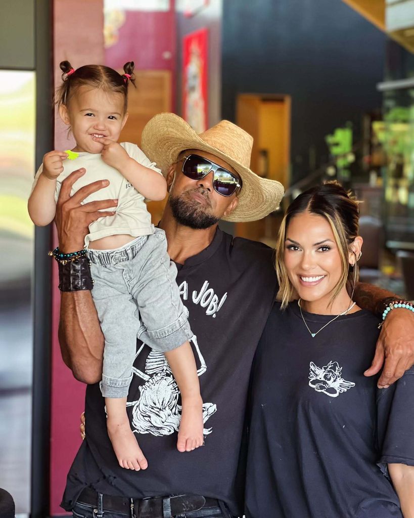 shemar moore holding daughter with arm around girlfriend