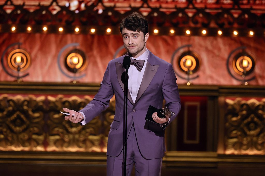 Daniel Radcliffe accepte le prix de la meilleure performance d'un acteur dans un rôle vedette dans une comédie musicale pour 
