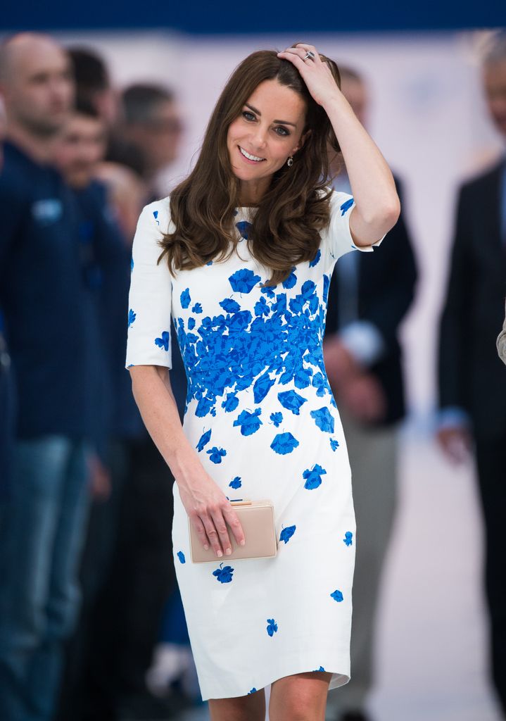 Kate Middleton lleva un vestido blanco y azul en el heno Syer Tantlen Luton el 24 de agosto de 2016 Luton, Inglaterra. 
