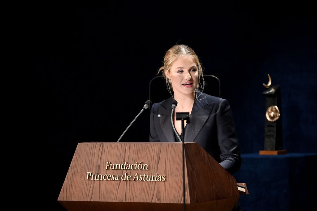 Princess Leonor speaking at a podium