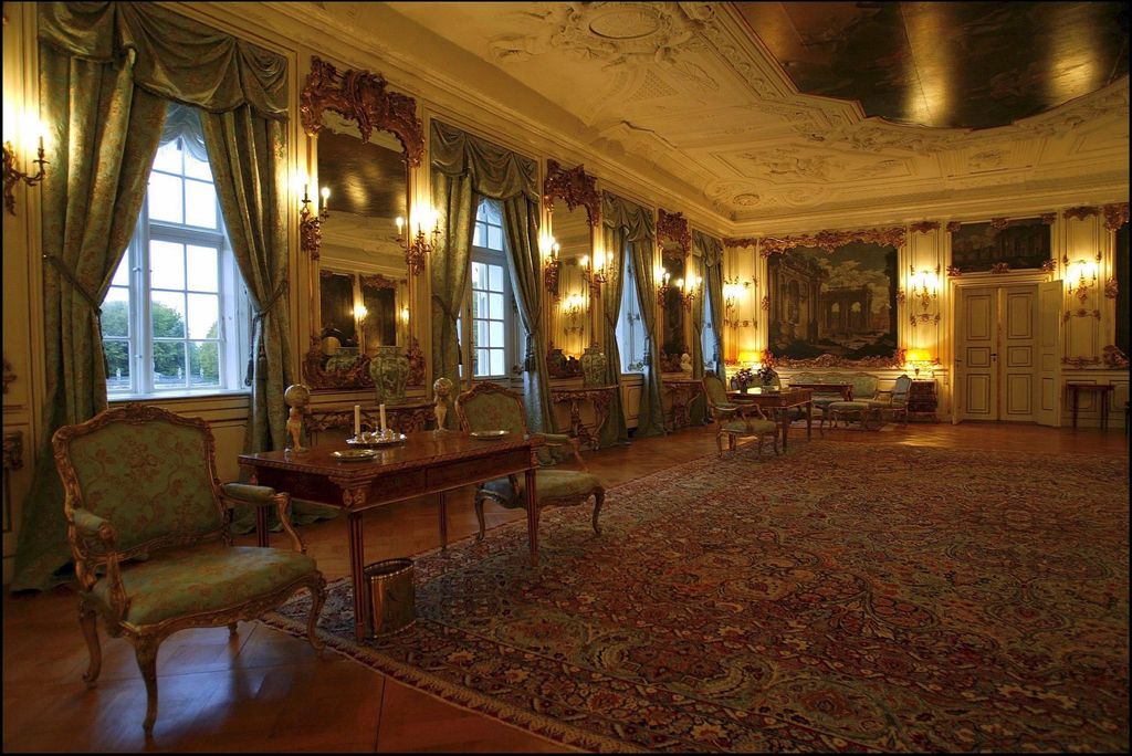 The castle is the residence of the Danish sovereigns between Easter and the end November. The great lounge.