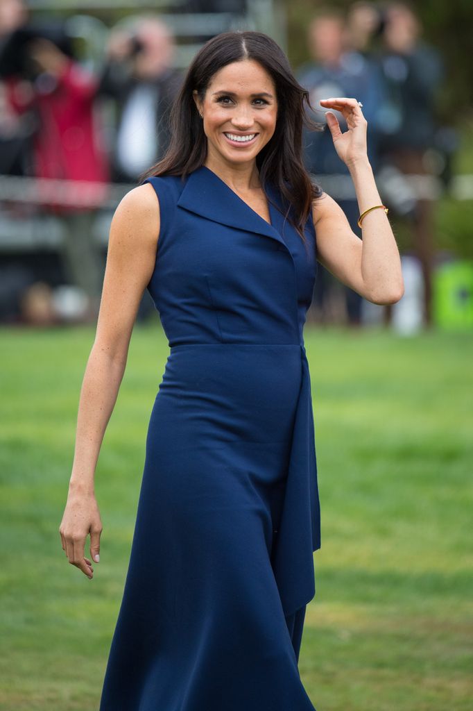 Meghan, Duchess of Sussex, smiled in a blue -green dress 