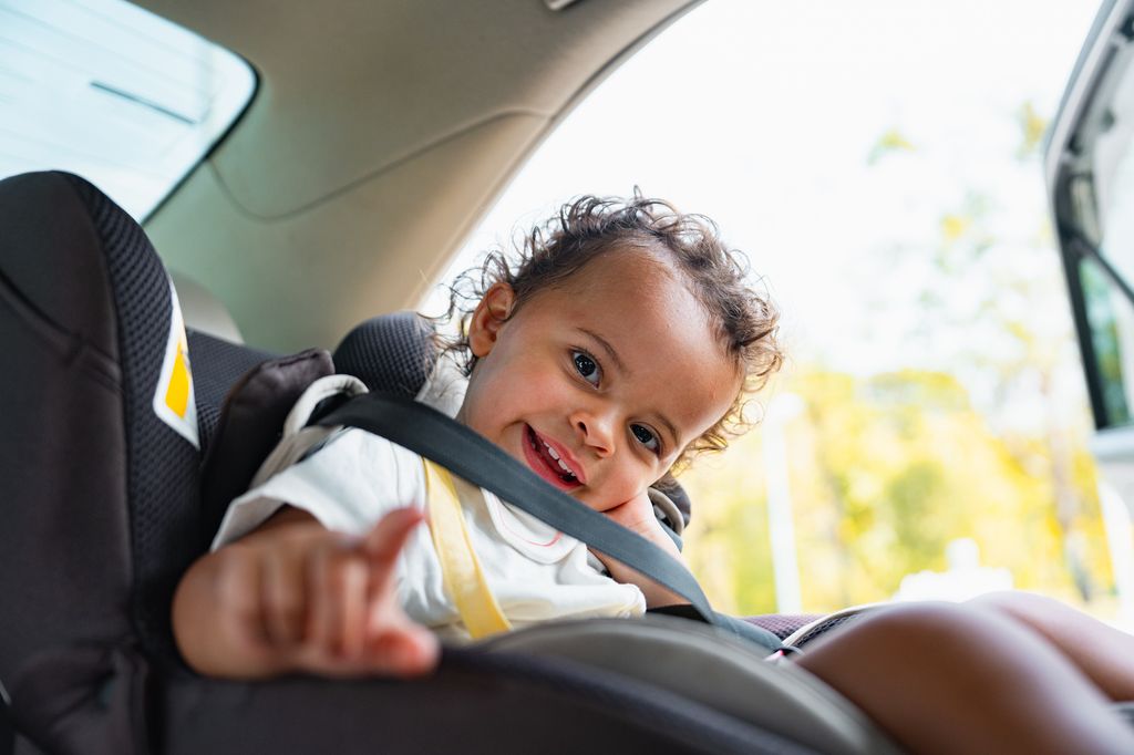 Une petite fille dans un siège d'auto
