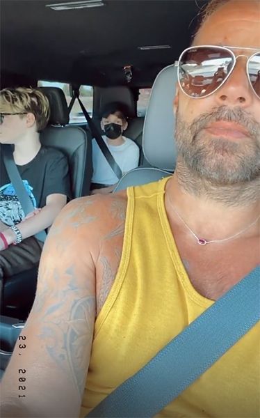 ricky martin twin sons back of car