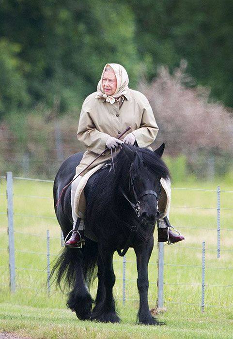 queen horse riding