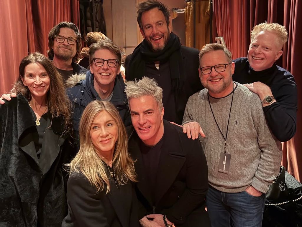 Jennifer Aniston, Bradley Cooper et d'autres stars viennent soutenir l'émission Off-Broadway de Sean Hayes 1 Les meilleurs amis de Sean sont venus le soutenir