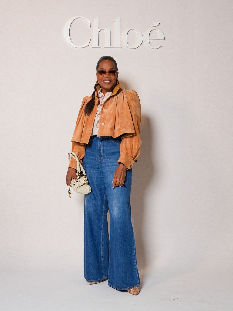 photo d'Oprah Winfrey en veste courte et lunettes de soleil pfw