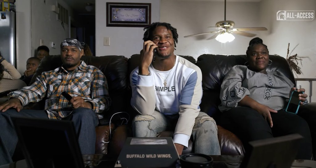 Kenneth Walker III avec ses parents Kenneth Walker Jr. et Shaunteshia Brown, ainsi que ses frères et sœurs, chez eux à Arlington, Tennessee, alors qu'ils étaient repêchés par la NFL