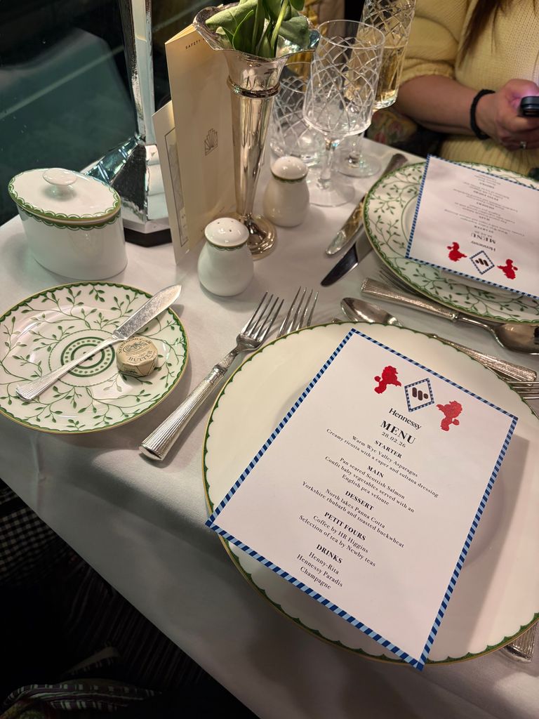 Le voyage a duré quatre heures et a déposé environ 200 invités à Manchester. 