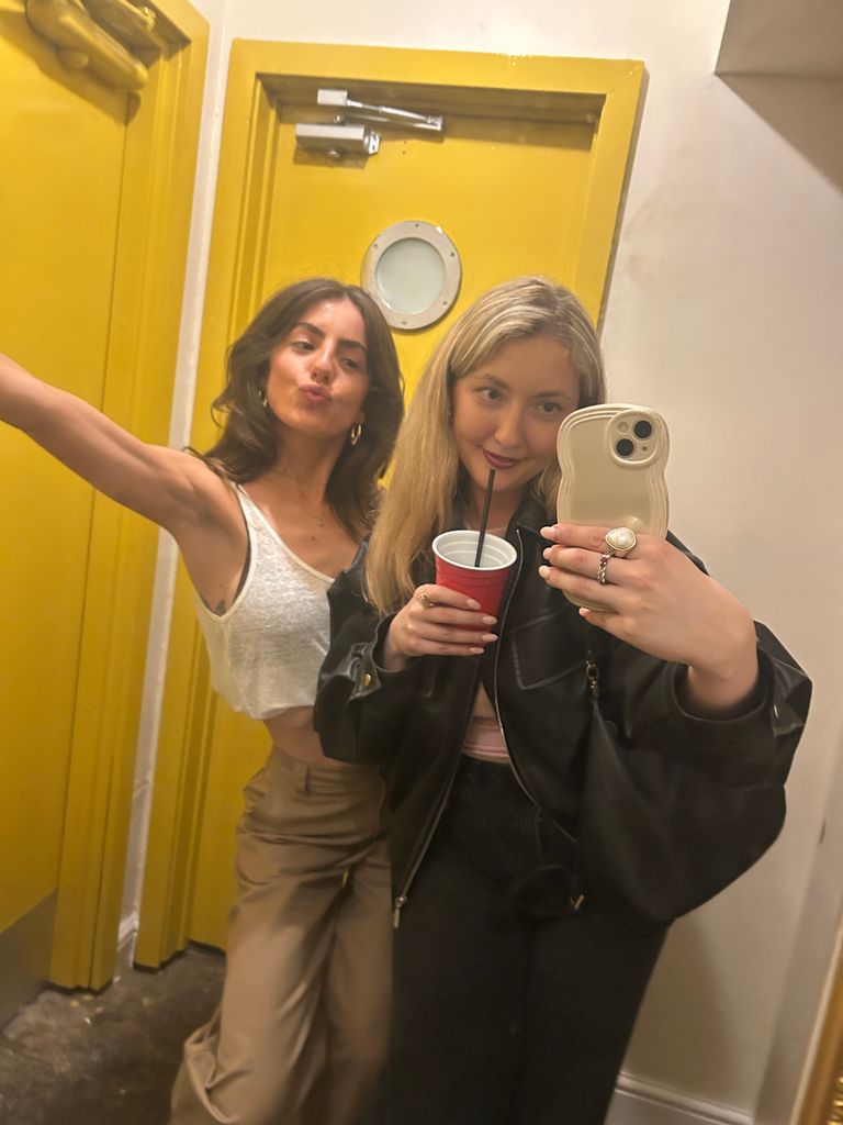 A photo of one blonde girl and one brunette girl 
