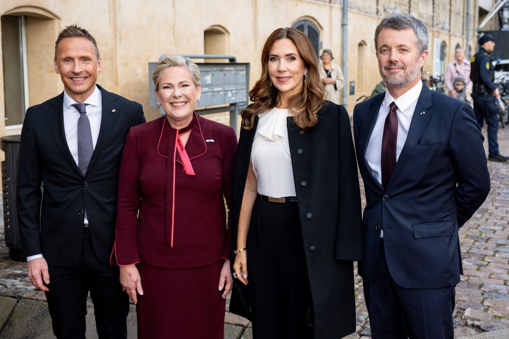 Król Frederik i królowa Maria pozują z prezydent Hallą Tomasdottir i Bjornem Skulasonem