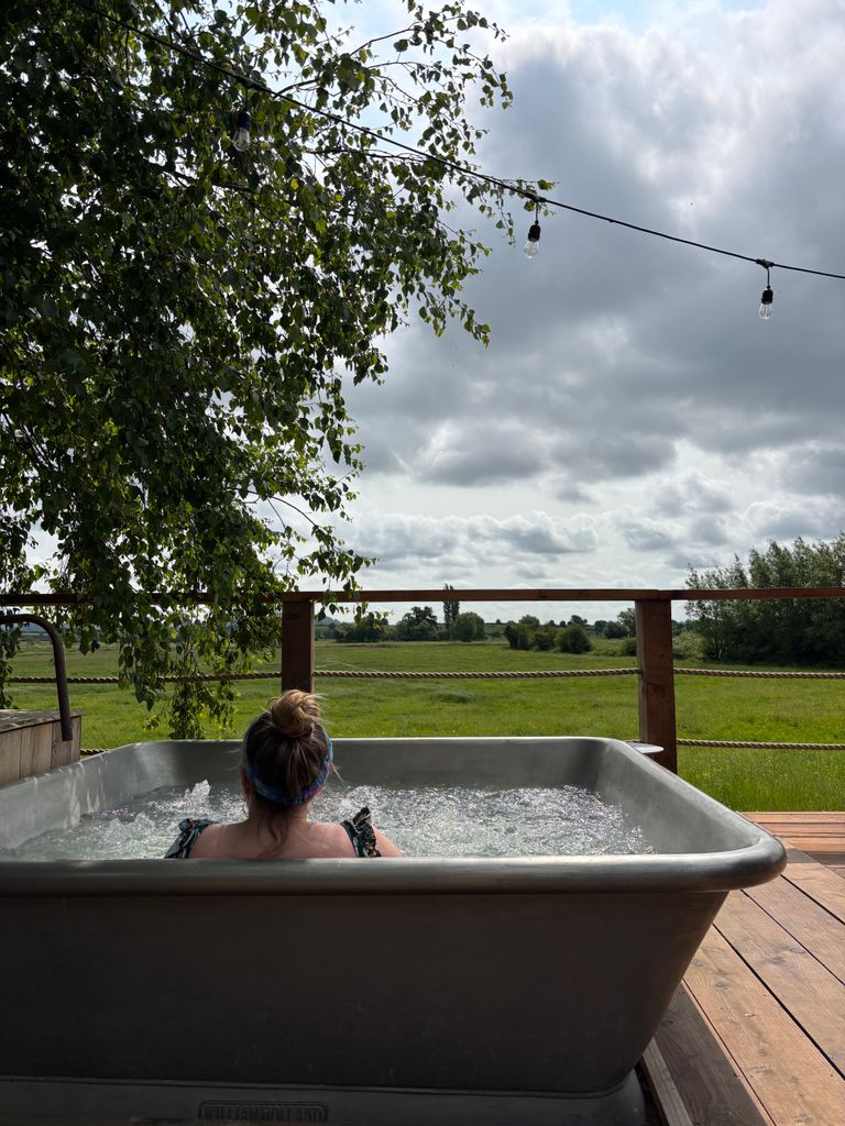 Femme dans un hotsur extérieur contre un ciel de mauvaise humeur