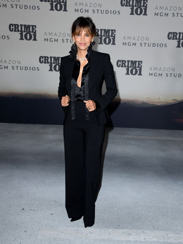 Halle Berry en costume noir Gucci