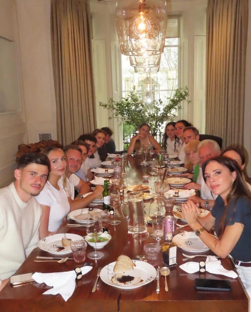 Victoria Beckham desfrutando de uma refeição em família para comemorar o aniversário de seu pai
