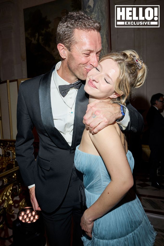 Chris Martin kissing daughter Apple 