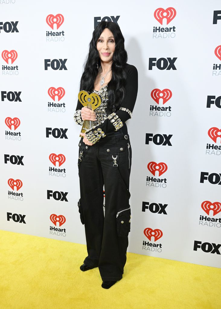Cher, vencedora do prêmio Icon, posa na sala de imprensa do 2024 iHeartRadio Music Awards, realizado no Dolby Theatre em 1º de abril de 2024 em Los Angeles, Califórnia