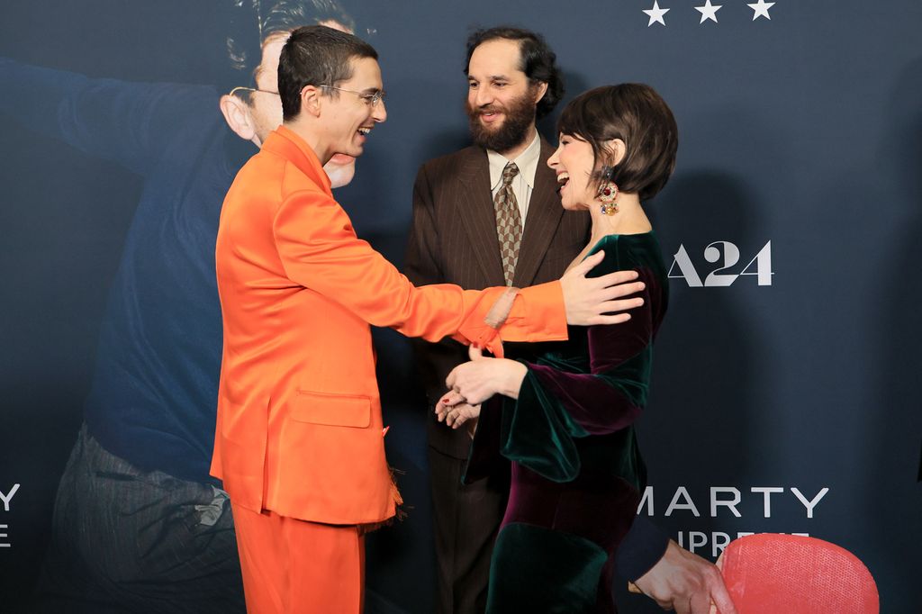 Fran Drescher et Timothée Chalamet avec Josh Safdie à la première de Marty Supreme à New York 