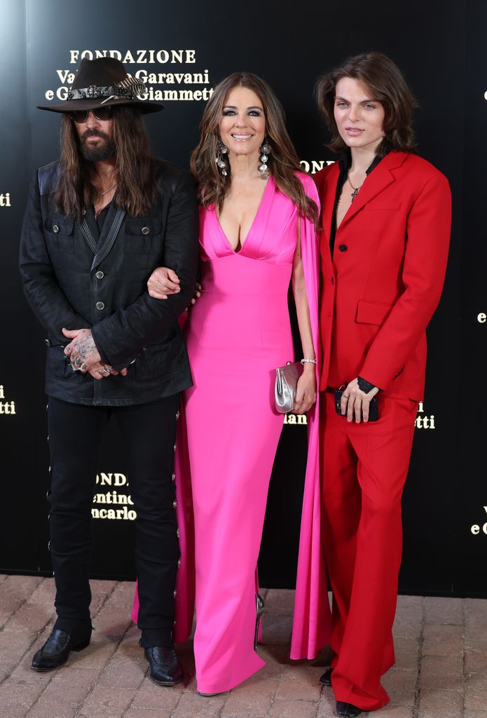 Billy Ray, Elizabeth Hurley de Pink y Damian Hearley de The Red Push Pose