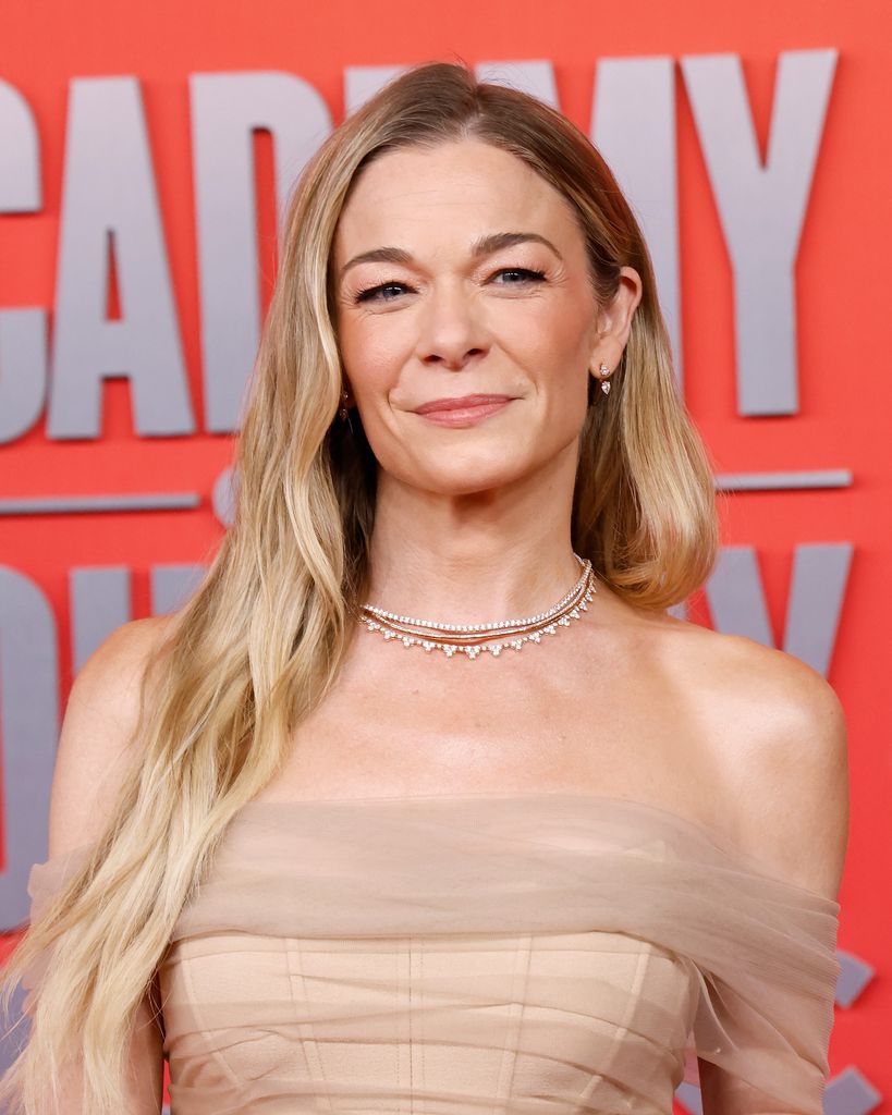 photo of leann rimes in nude strapless dress