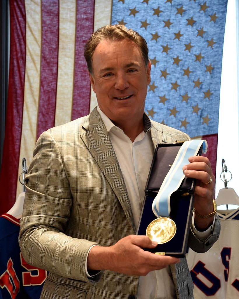Le gardien de but olympique américain Jim Craig pose avec sa médaille d'or aux Jeux olympiques d'hiver des États-Unis de 1980.