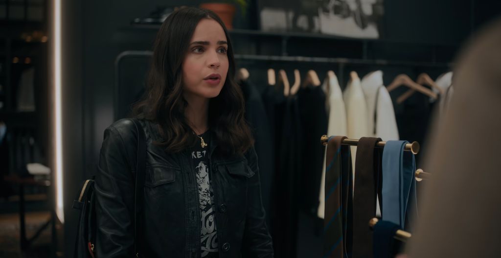 Bintang Daftar Kehidupan Sofia Carson - Alex Mengenakan Emas Kalung Awal