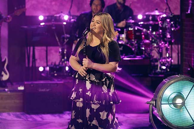 kelly clarkson baby number three everything the voice star has said singing