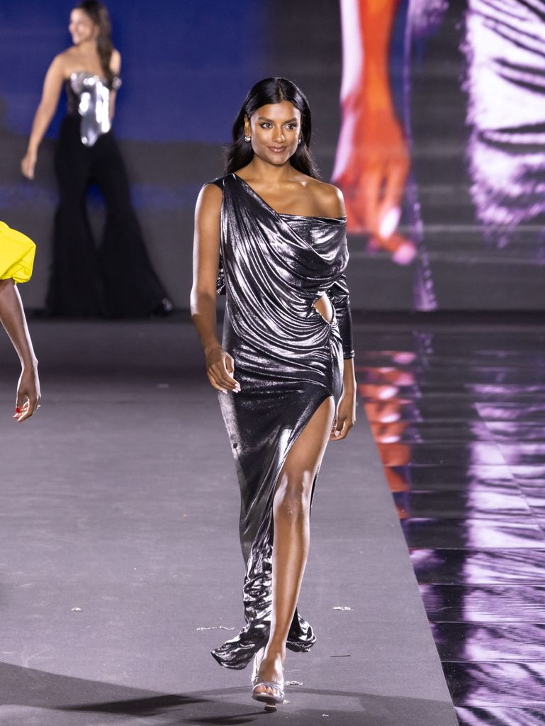  Simone Ashley walks the runway during "Le DÃ©filÃ© L'OrÃ©al Paris â Walk Your Worth" Womenswear Spring-Summer 2025 show as part of Paris Fashion Week on September 23, 2024 in Paris, France. (Photo by Arnold Jerocki/Getty Images) Simone Ashley walks the runway during "Le DÃ©filÃ© L'OrÃ©al Paris â Walk Your Worth" Womenswear Spring-Summer 2025 show as part of Paris Fashion Week on September 23, 2024 in Par Simone Ashley walks the runway during "Le DÃ©filÃ© L'OrÃ©al Paris â Walk Your Worth" Womenswear Spring-Summer 2025 show as part of Paris Fashion Week on September 23, 2024 in Paris, France. (Photo by Arnold Jerocki/Getty Images)is, France. (Photo by Arnold Jerocki/Getty Images)