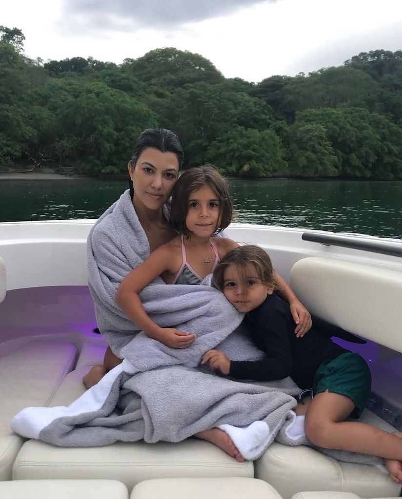 Kourtney Kardashian est assis avec sa fille Penelope et son fils Reign sur un bateau