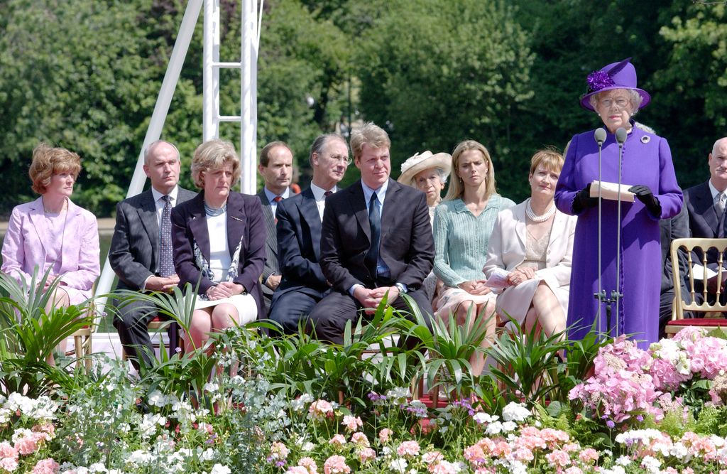   Queen Elizabeth II Watched By Diana's Brother Charles Earl Spencer His Sisters Lady Sarah Mccorquodale And Lady Jane Fellowes And His Wife Caroline Countess Spencer At The Opening Of The Fountain Built In Memory Of Diana, 