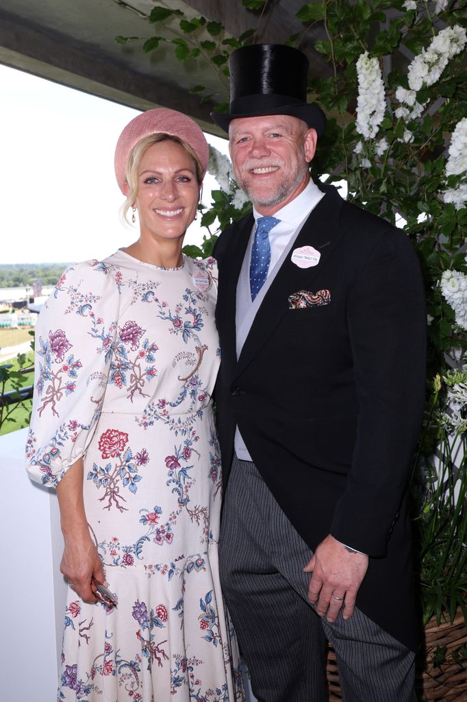 Zara Tindall dalam gaun bunga dengan Mike Tindall dengan setelan hitam