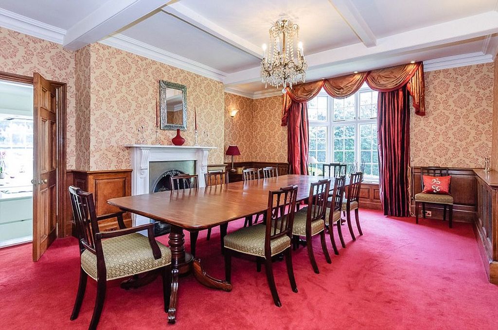 dining room in mansion