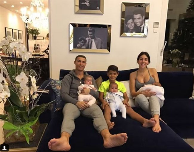 cristiano ronaldo with babies and girlfriend on sofa 
