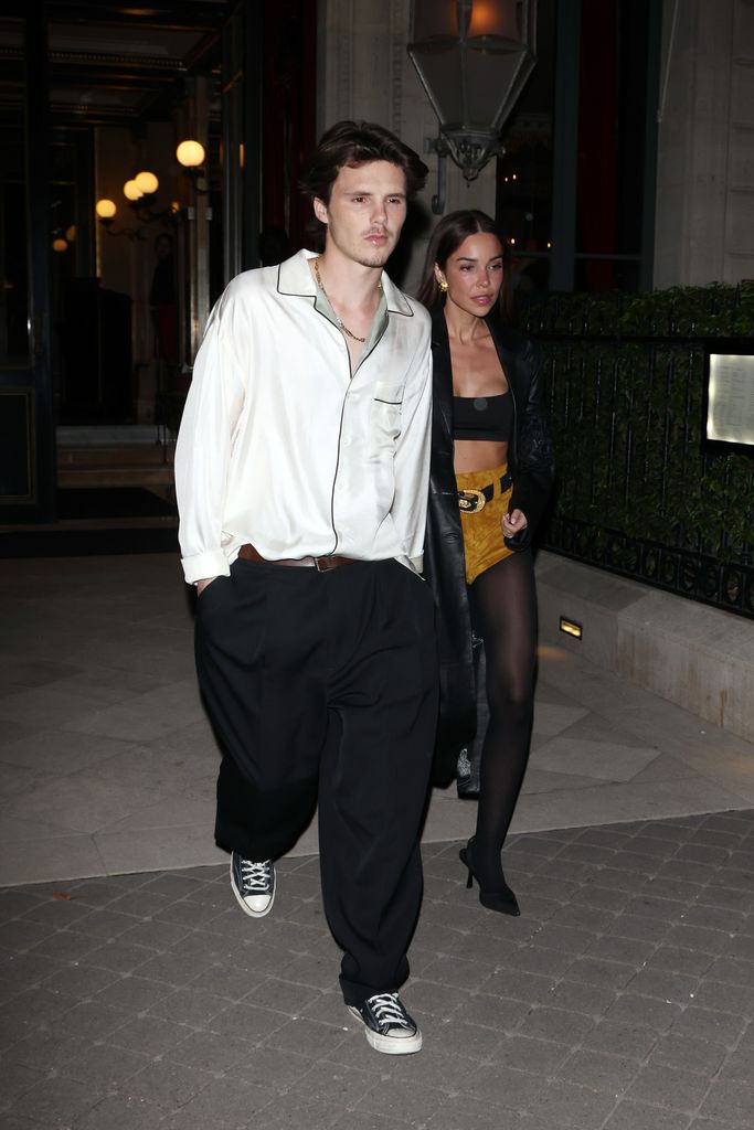 Jackie Apostel e Cruz Beckham saindo de seu hotel durante a Paris Fashion Week em 28 de setembro de 2024 em Paris, França.