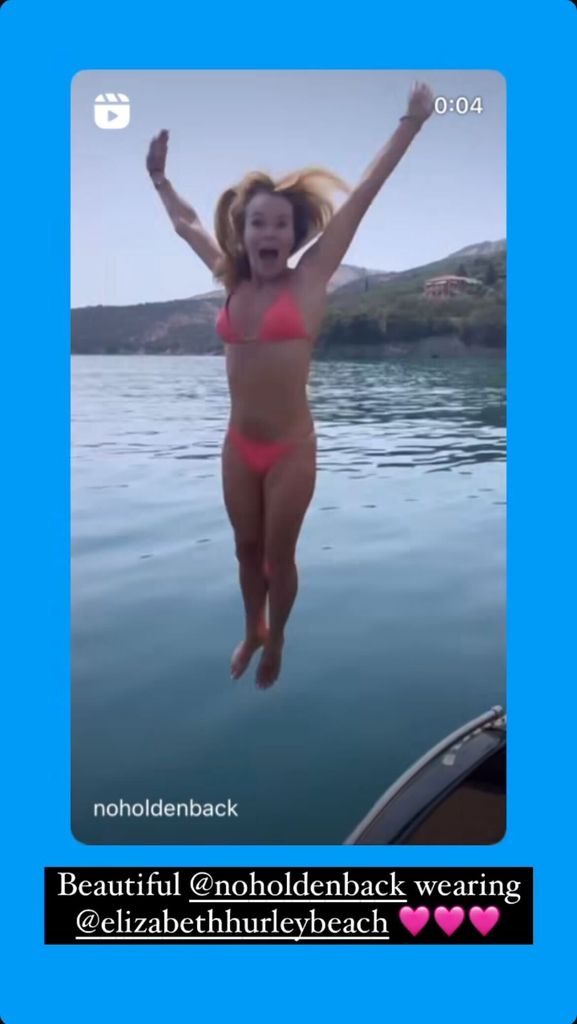 Amanda também compartilhou um vídeo dela pulando no mar da lateral do seu barco