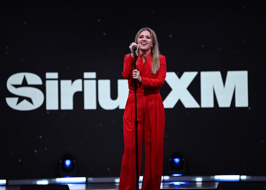 kelly clarkson singing in red suit