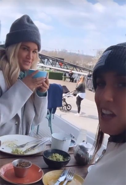 janette manrara ashley roberts outdoor lunch