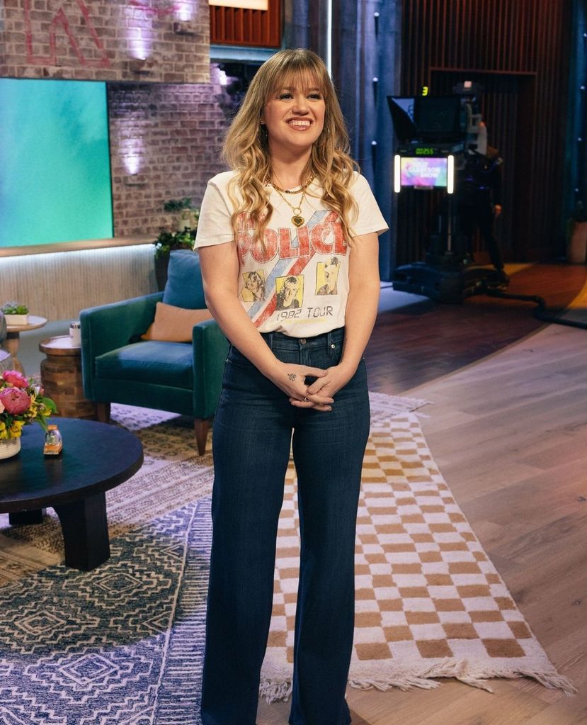 Kelly Clarkson wows in tiny pair of jeans, revealing she's feeling more ...