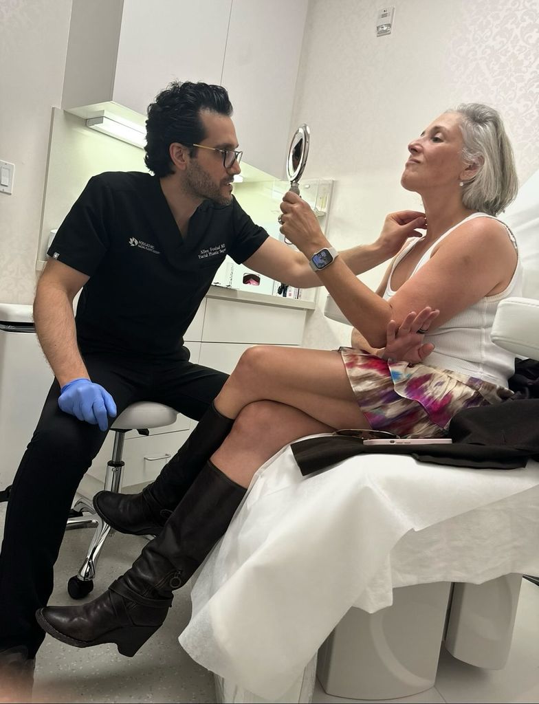ricki lake sitting on hospital bed with doctor