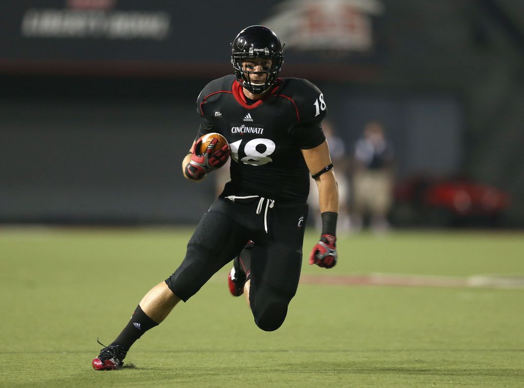 Travis Kelce #18 of the Cincinnati Bearcats run in 2012 with the game against Pittsburgh Panthers