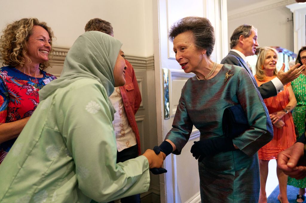 La princesa Anne se escapa con las manos mientras él está dormido