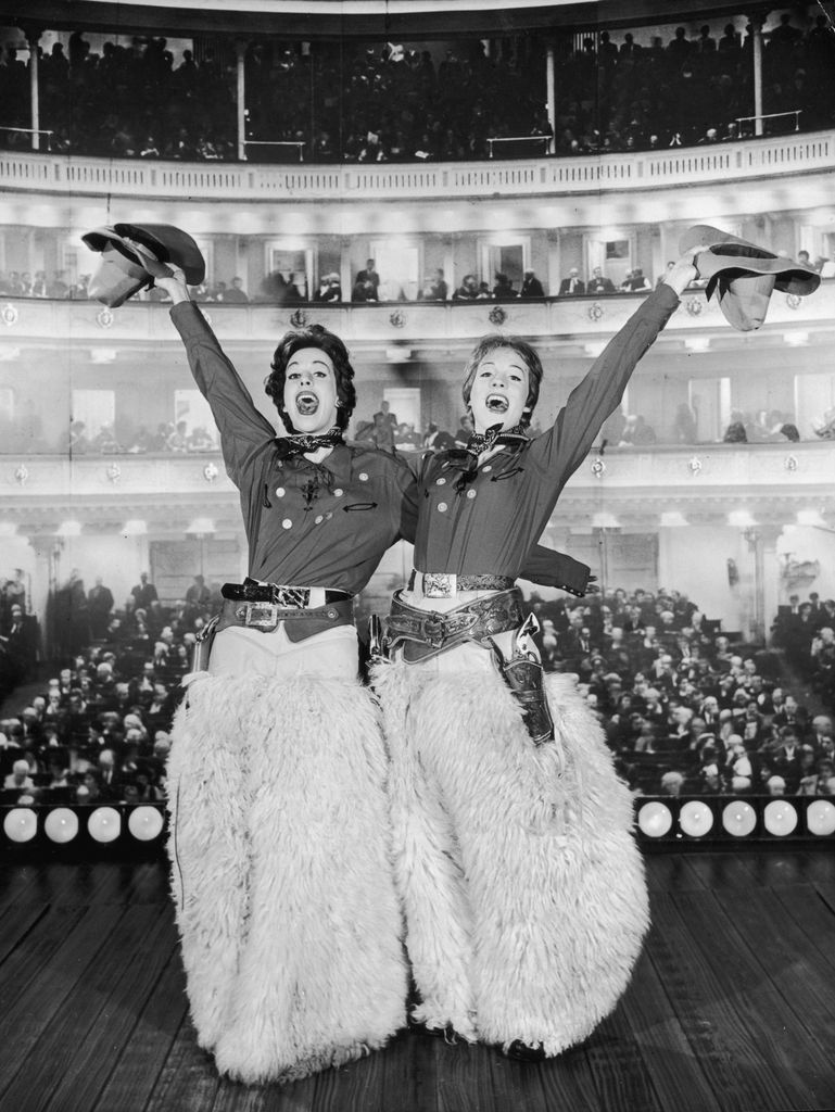 Carol Burnett et Julie Andrews se produisent sur scène dans des tenues Old Western dans 