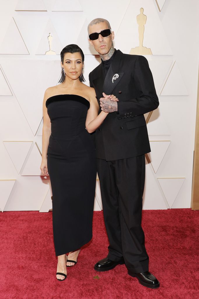 Kourtney Kardashian e Travis Barker participam da 94ª edição do Oscar em Hollywood e Highland em 27 de março de 2022 em Hollywood, Califórnia