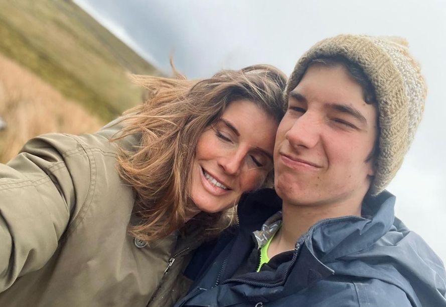 Amanda Owen and son Reuben cuddling while taking a selfie
